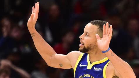 Curry scores 20 of 40 points in 4th, Warriors beat Cavs .